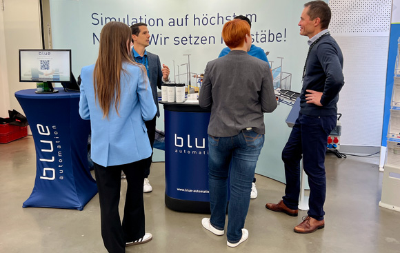 Messestand von blue automation mit Messebesuchern