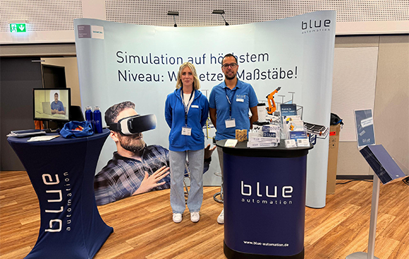 Jan und Alina von blue automation am Messestand von blue automation